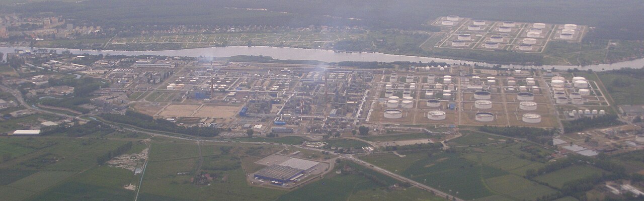 Gdańsk Lotos oil refinery with fuel storage tanks of PERN in background / Wikimedia Commons