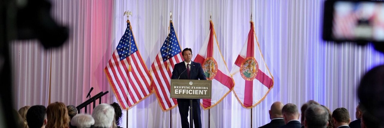 Governor Ron DeSantis at a podium announcing the creation of Florida DOGE in 2025 / Wikimedia Commons