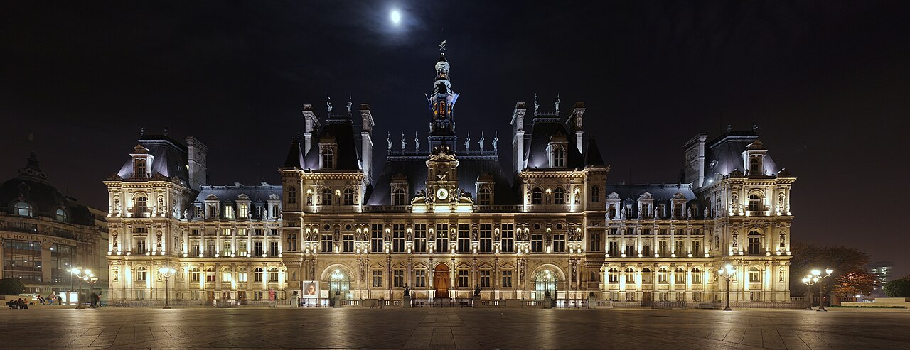 Paris city hall (Hôtel de Ville) at night / Wikimedia Commons