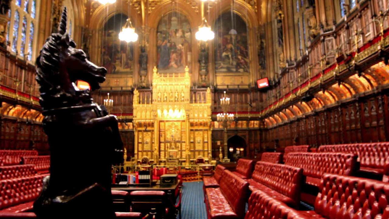 Green leather benches and wooden paneling in the Chamber of the House of Lords, Palace of Westminster / Wikimedia Commons