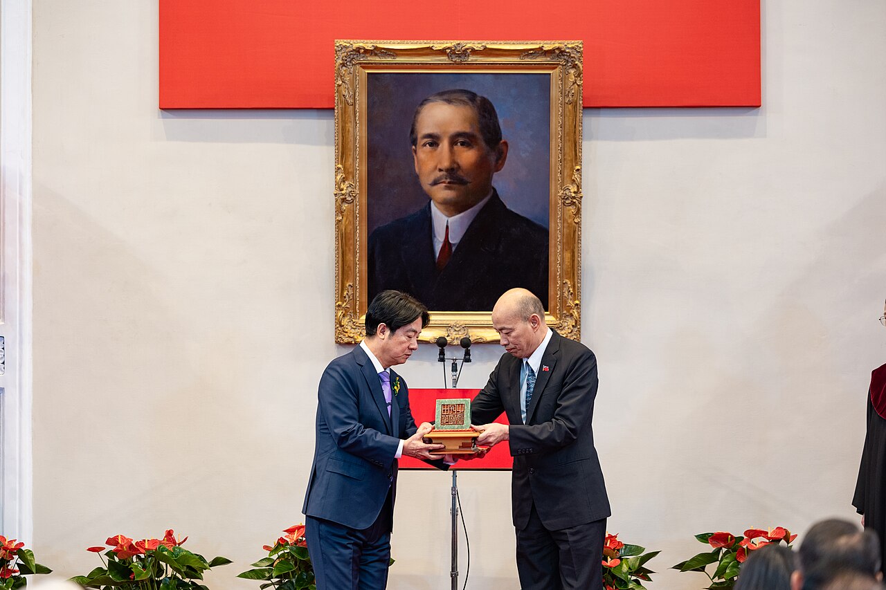 Taiwan President Lai Ching-te accepting the Seal of the Republic of China from Legislative Yuan President Han Kuo-yu during the presidential inauguration ceremony on May 20, 2024 / Wikimedia Commons - Office of the President, Taiwan