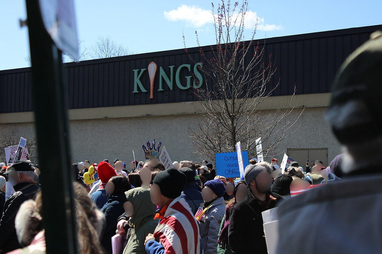 No Kings protest demonstration in Morristown on March 28, 2026, in front of Kings supermarket and town hall / Wikimedia Commons