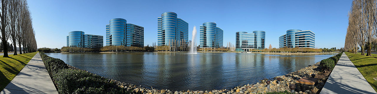 Seven-segment panorama of Oracle Corporation headquarters in Redwood Shores, Redwood City, California / Wikimedia Commons
