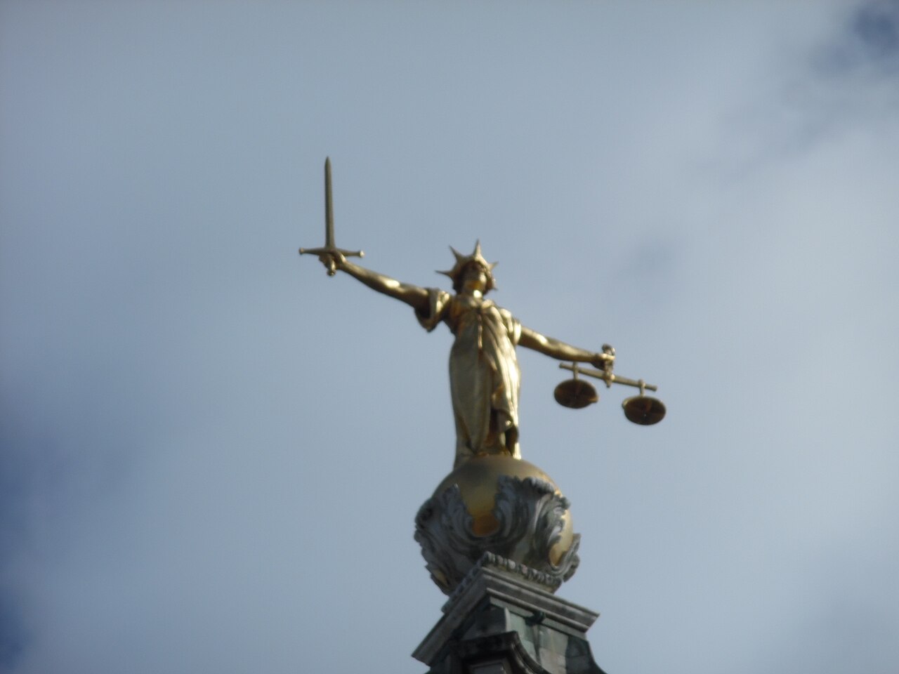 Bronze statue of Lady Justice with scales and sword at the Old Bailey courthouse in London / Wikimedia Commons