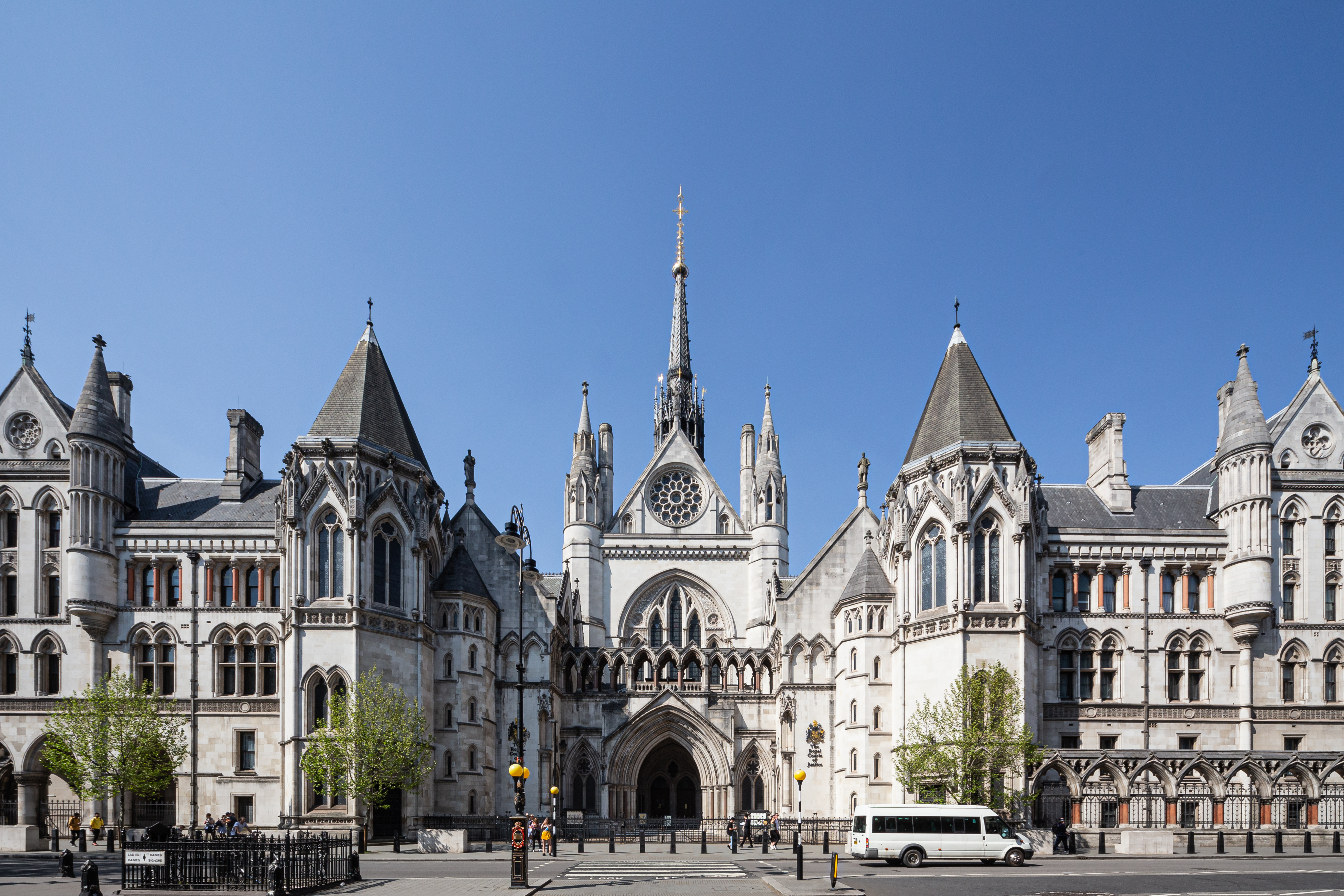 Royal Courts of Justice main gate in London / Wikimedia Commons