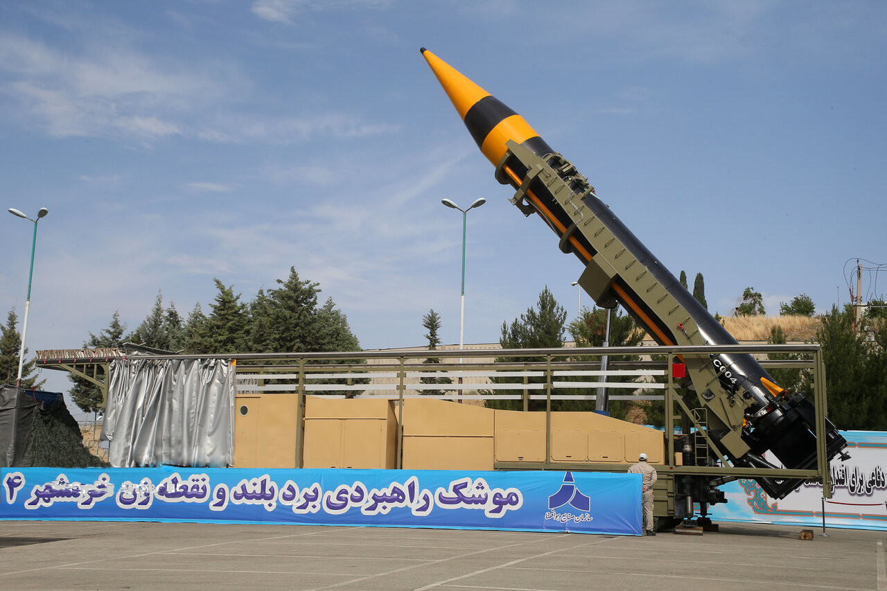 Unveiling ceremony of Khorramshahr-4 ballistic missile with Iranian defense officials / Wikimedia Commons