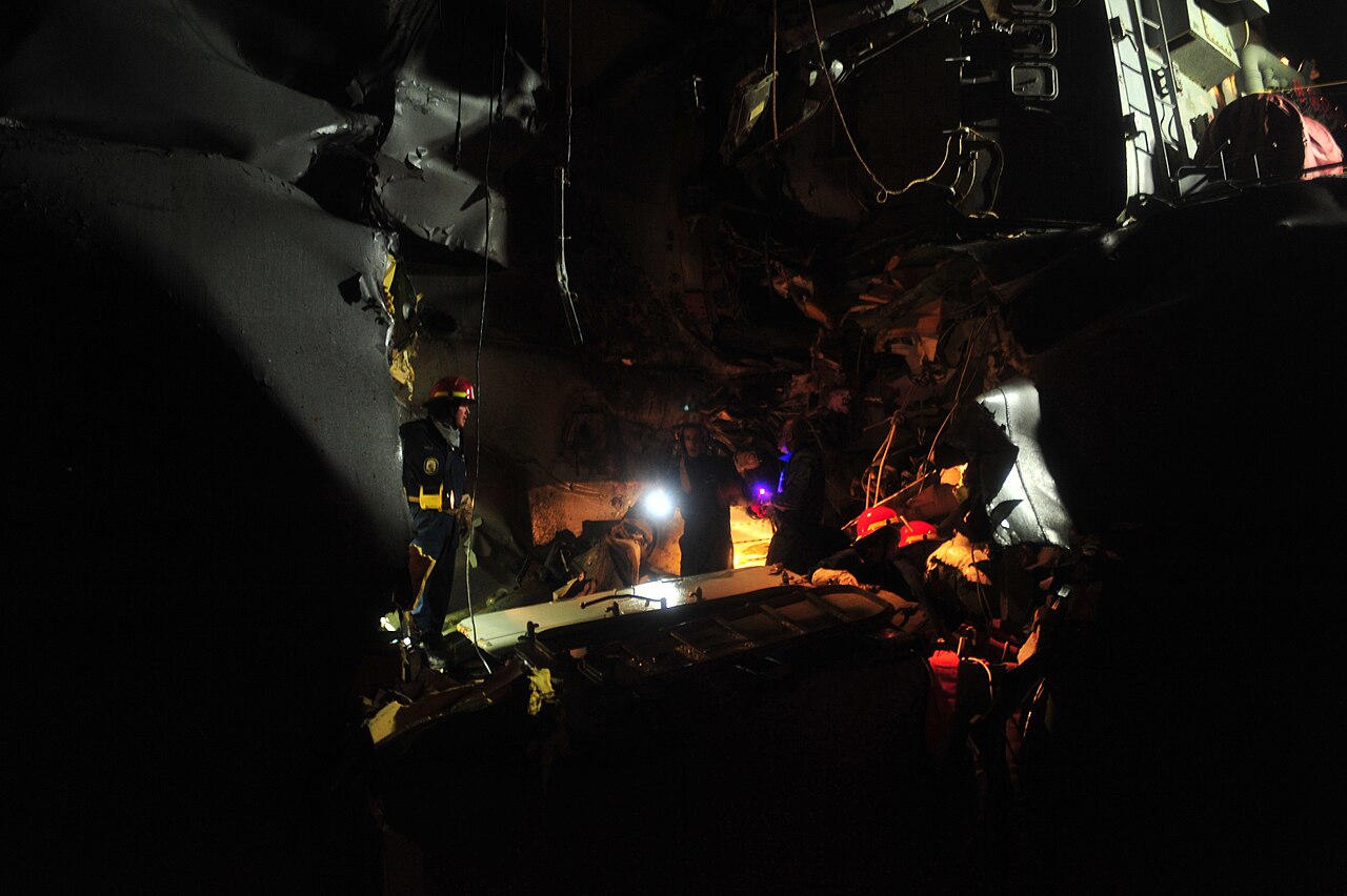 US Navy guided-missile destroyer USS Porter (DDG 78) damaged after collision with oil tanker M/V Otowasan in the Strait of Hormuz / US Navy