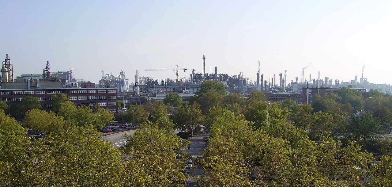 BASF chemical complex in Ludwigshafen, Germany / Wikimedia Commons (BASF-Westen.jpg)