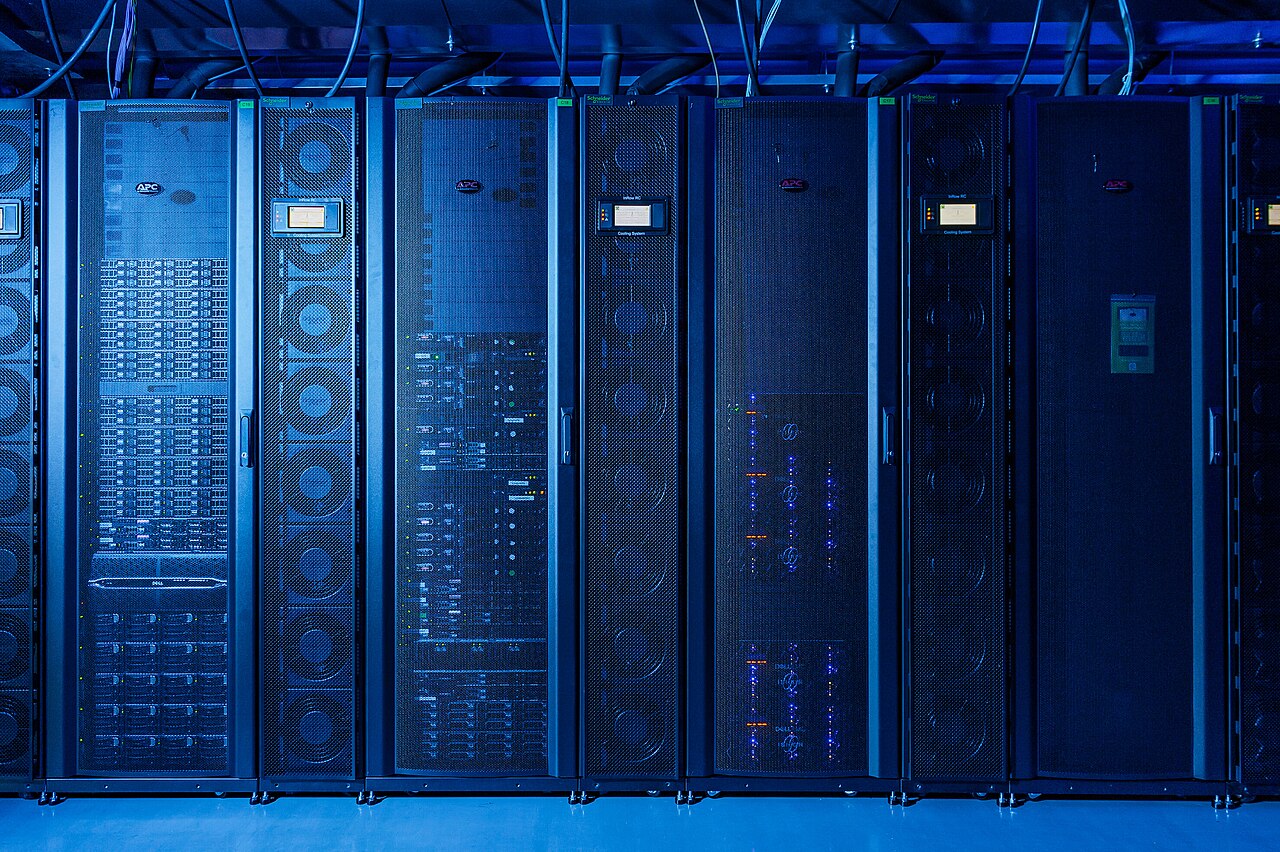 Rows of server racks inside a data center computing facility / CC-BY-SA 3.0 CNRS