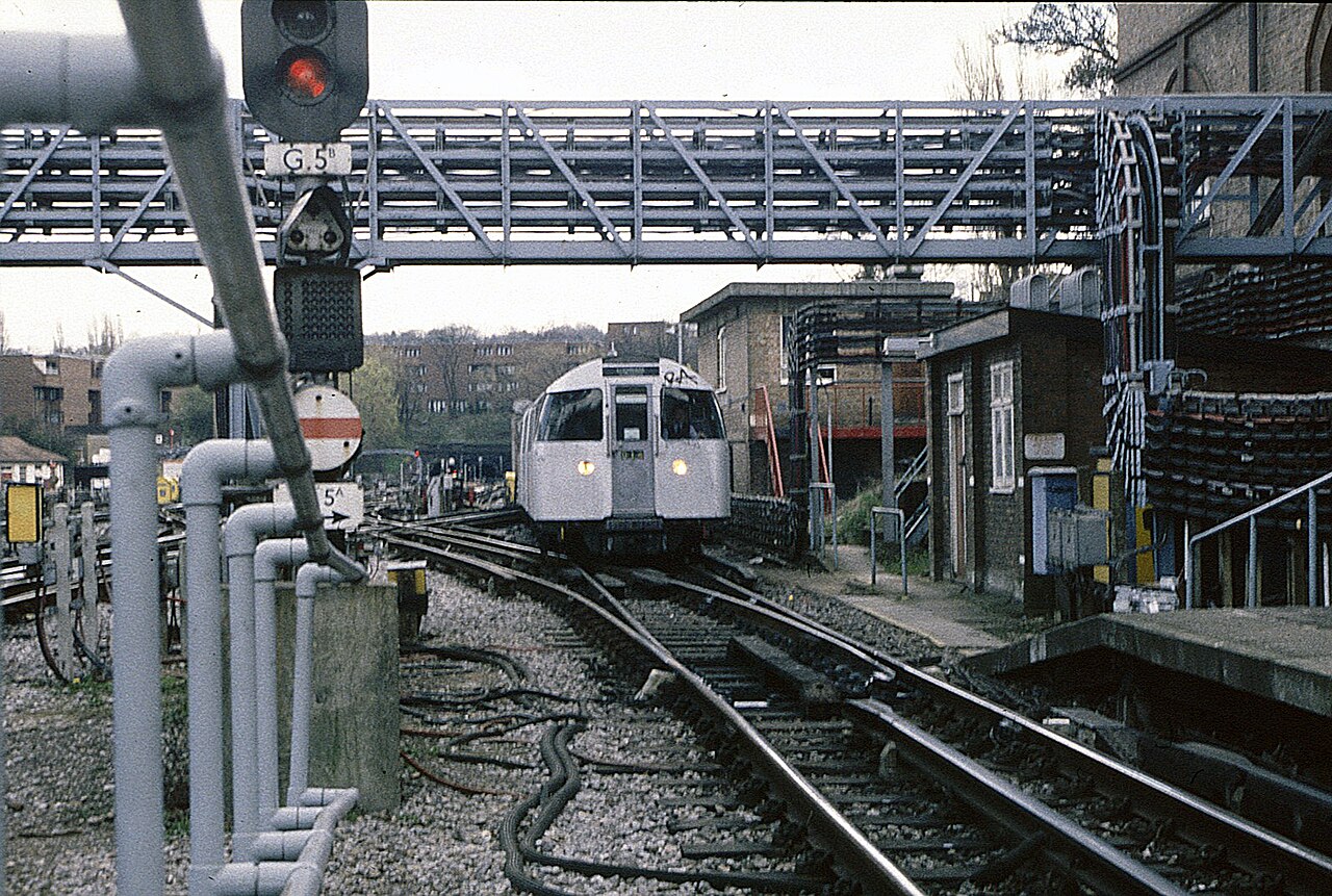 Golders Green London Underground station entrance / Photographer unknown / Wikimedia Commons