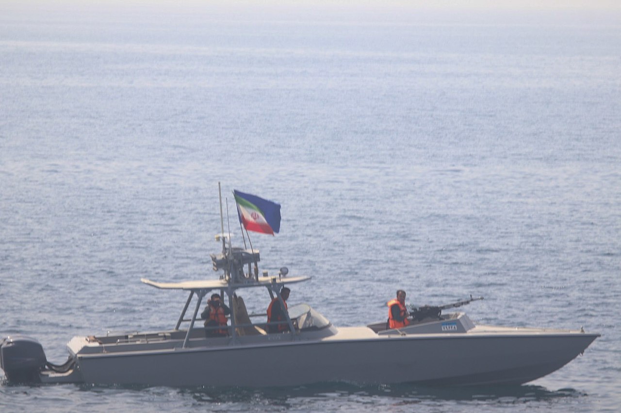 IRGC speedboat approaching U.S. Navy vessels in the Strait of Hormuz / U.S. Navy (Public Domain)