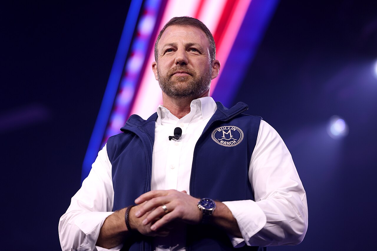 U.S. Senator Markwayne Mullin speaking with attendees at an event in Phoenix, Arizona / Photographer: Donna Burton