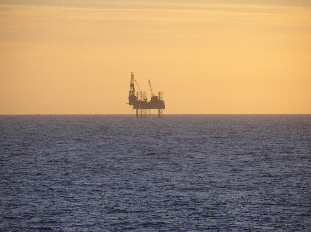 North Sea oil platform during drilling operations at Minke Field / Wikimedia Commons (File:Minke Field 2007.jpg)
