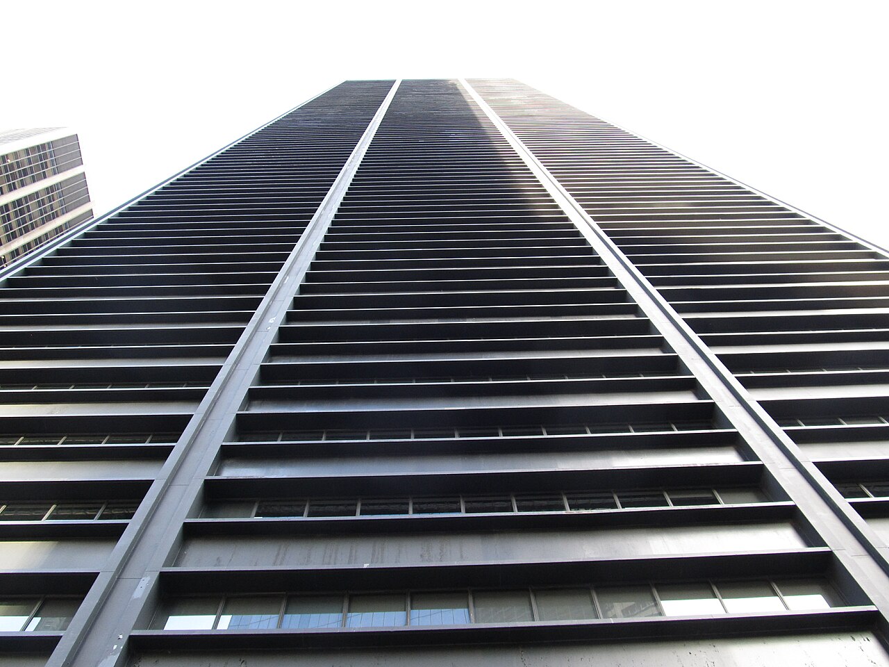 One Liberty Plaza skyscraper in lower Manhattan, New York City, housing Goldman Sachs offices and NASDAQ headquarters / Wikimedia Commons - Author: Dader1