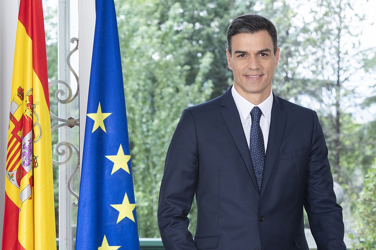 Official portrait of Spanish Prime Minister Pedro Sánchez in formal government attire / CC BY 4.0, Government of Spain