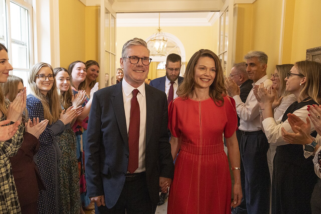 Prime Minister Sir Keir Starmer arriving at 10 Downing Street with his wife Victoria / Simon Dawson / No 10 Downing Street, CC-BY-2.0