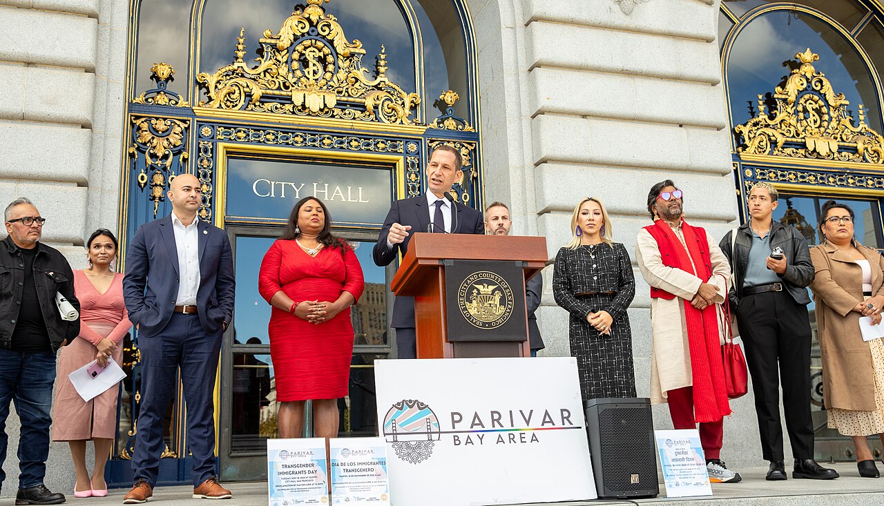 Mayor Daniel Lurie speaking at a podium on the steps of San Francisco City Hall / Wikimedia Commons user (CC BY-SA)