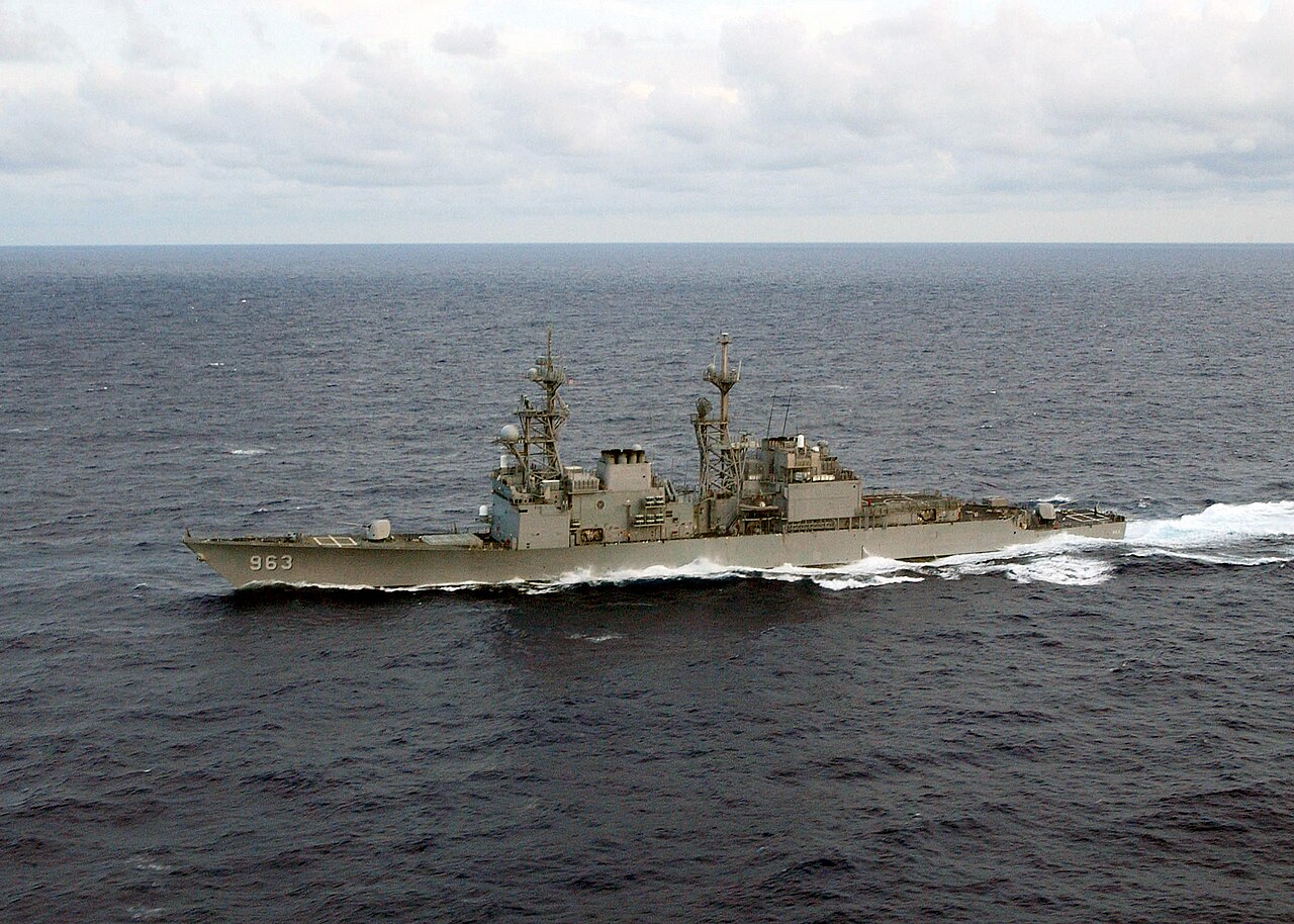 The U.S. Navy destroyer USS Spruance (DD-963) underway in the Atlantic Ocean / U.S. Navy