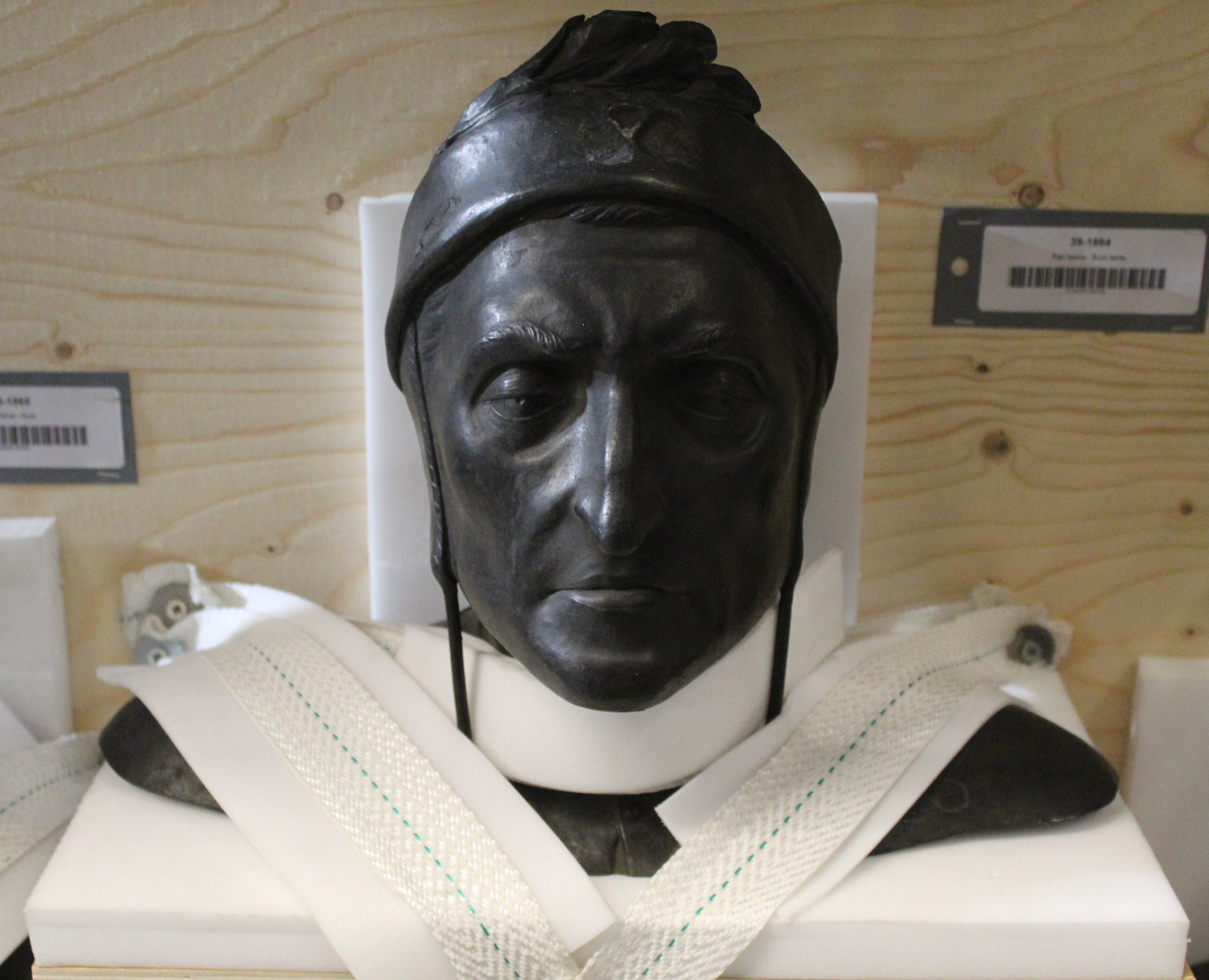 Bronze portrait bust of Dante Alighieri, a reproduction made in 1883 by an unknown Italian artist of an original work in the Museo Nationale, Naples / 14GTR (CC0 Public Domain)