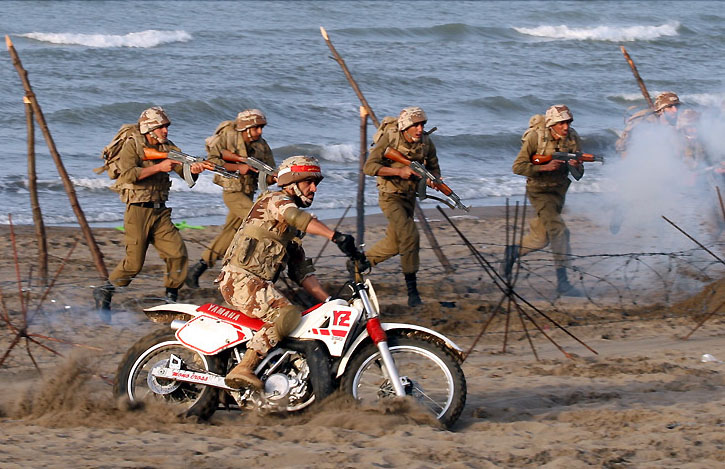 IRGC Navy commandos and missile boats during Great Prophet IX naval maneuver in the Strait of Hormuz area, Persian Gulf / Wikimedia Commons