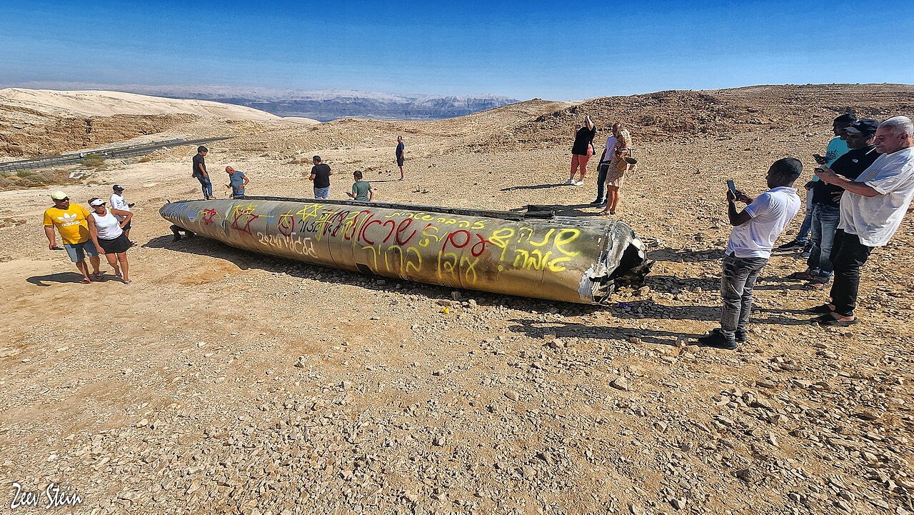 Remnants of an Iranian ballistic missile on the ground / PikiWiki Israel