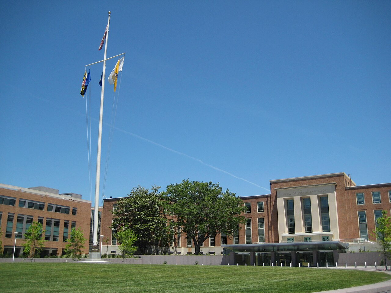 Exterior view of FDA Building 1 and Building 21 with flag pole at Silver Spring, Maryland campus / Public Domain