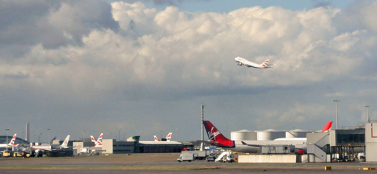 Heathrow departure hall showing passengers waiting for international flights / Unknown/Flickr