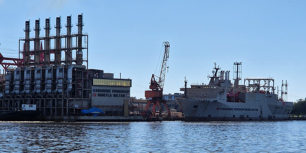 A Turkish powership floating in the Bay of Havana, Cuba / Wikimedia Commons