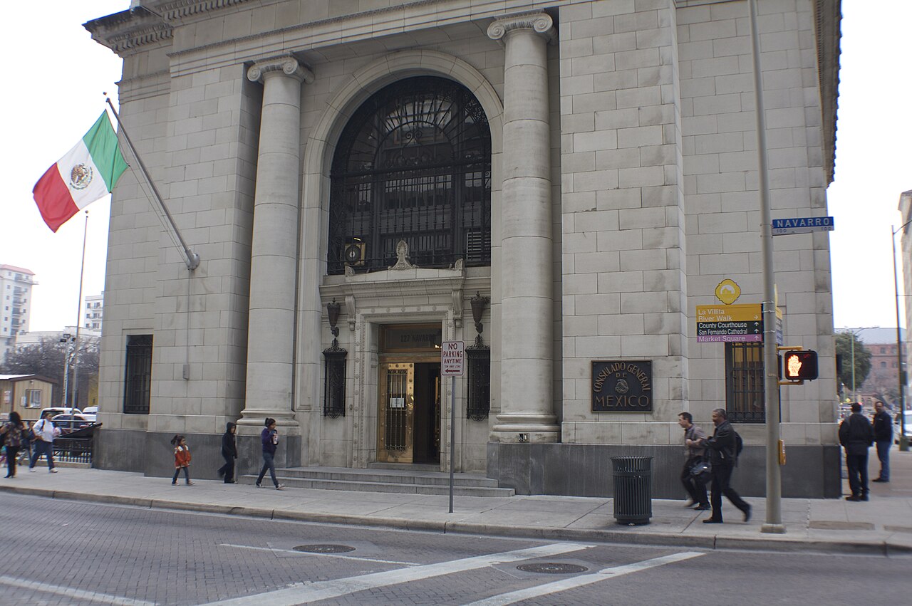 Exterior of the Consulate-General of Mexico in San Antonio, Texas / Photographer: Jose L. Jimenez (User:Jljimenez), Wikimedia Commons
