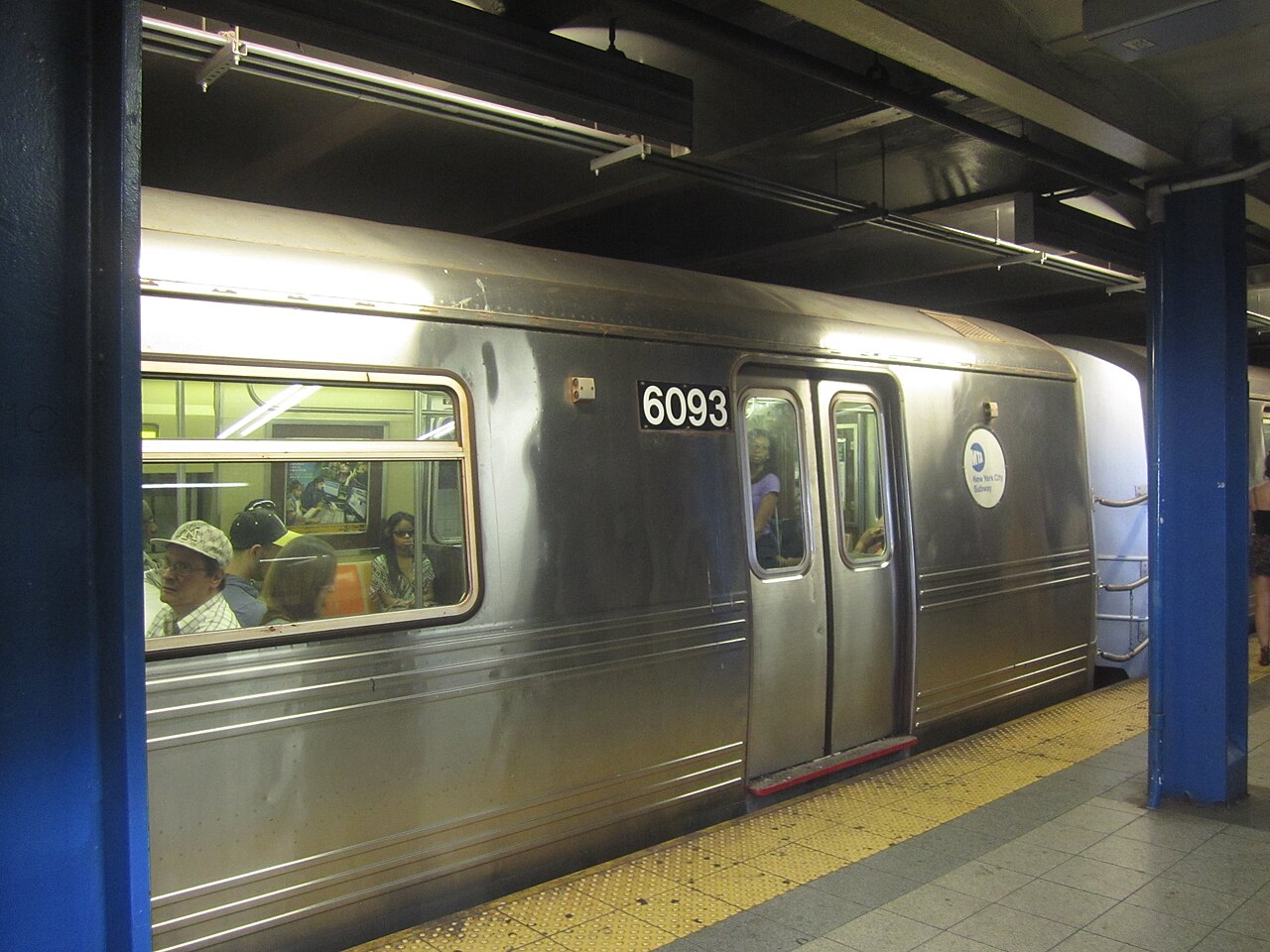 An R46 subway train at a station in Lower Manhattan, New York City / Unknown photographer, Wikimedia Commons