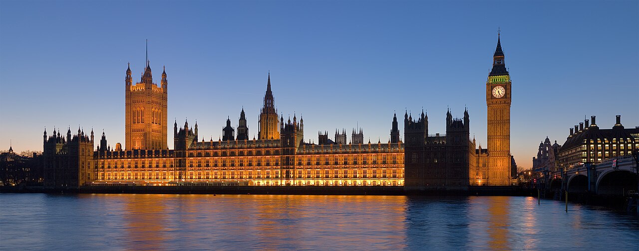 Panoramic night view of the Palace of Westminster showing Victoria Tower and the Clock Tower (Big Ben) along the River Thames / File:Palace of Westminster, London - Feb 2007.jpg