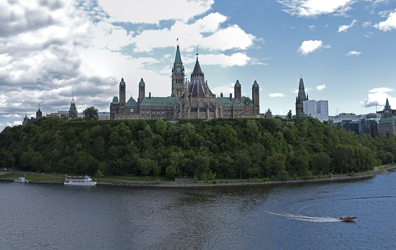 Parliament Hill, Ottawa, photographed from the Alexandra Bridge, showing the Canadian Parliament buildings / CC BY-SA 3.0