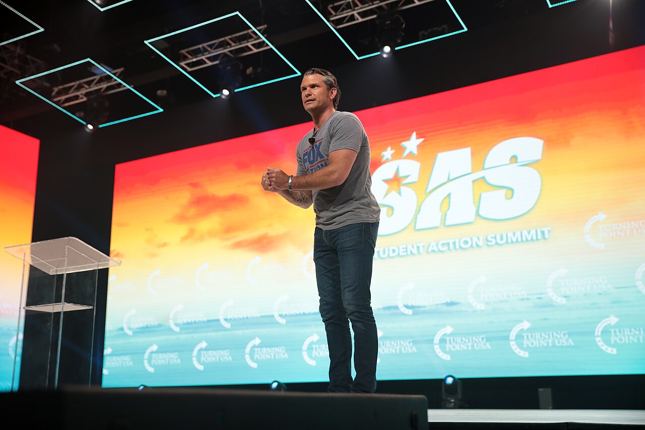 Pete Hegseth speaking with attendees at the 2021 Student Action Summit hosted by Turning Point USA at the Tampa Convention Center in Tampa, Florida / Gage Skidmore
