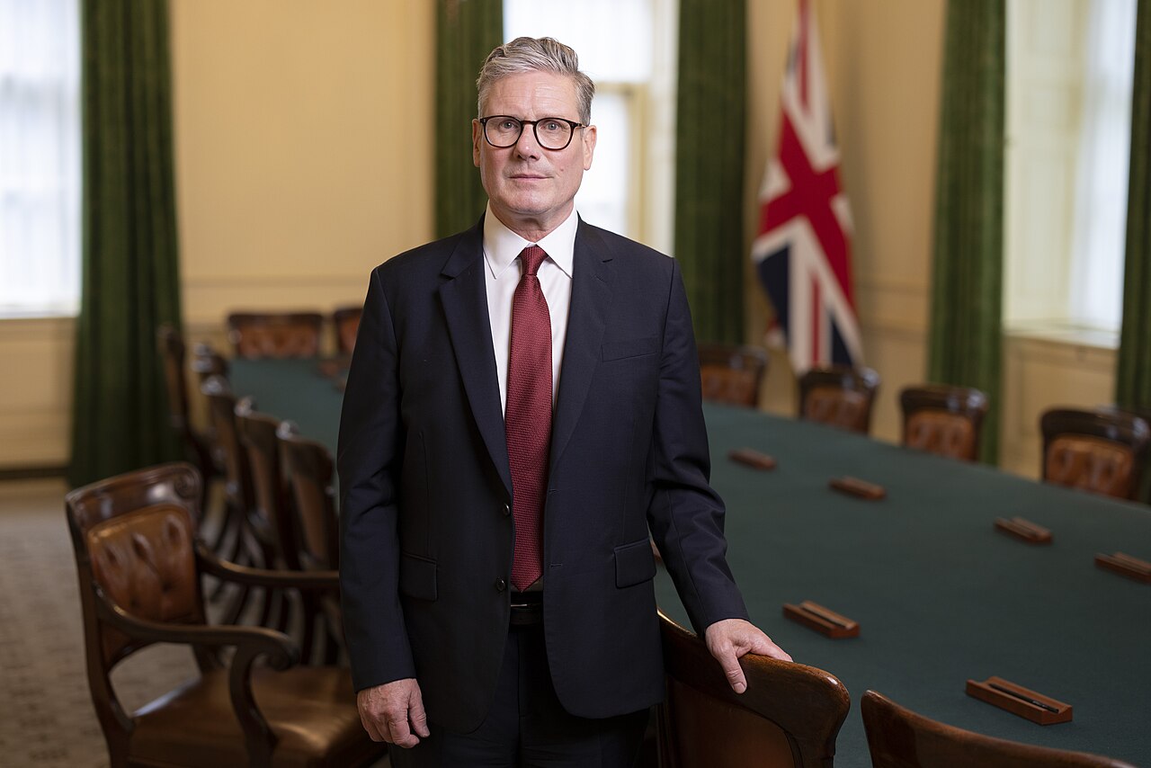 Official portrait of UK Prime Minister Keir Starmer, taken July 2024 by Simon Dawson/No 10 Downing Street / Simon Dawson/No 10 Downing Street