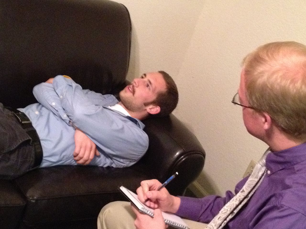 A psychologist treating a patient in a clinical therapy session / Wikimedia Commons