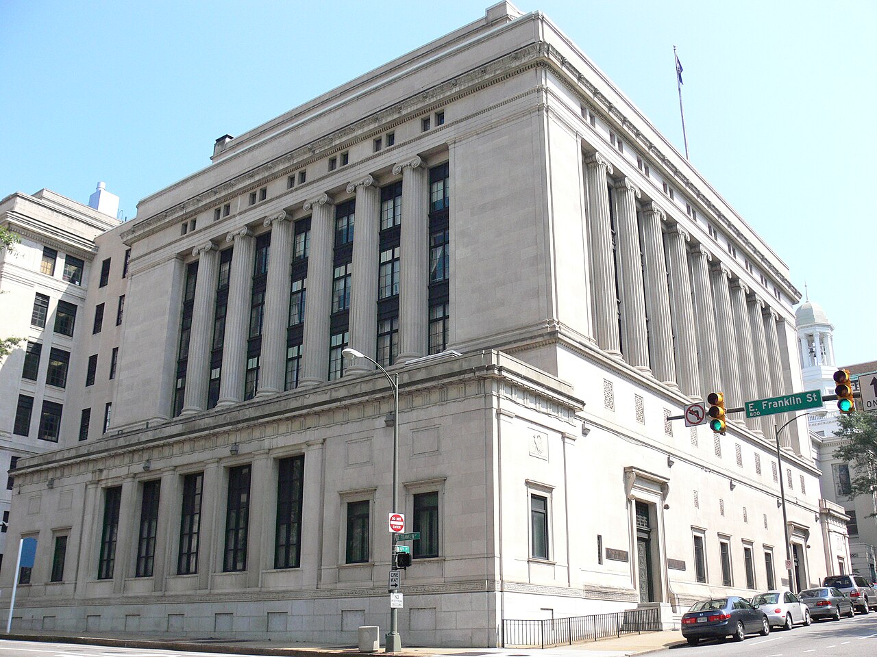 The Supreme Court of Virginia Building, adjacent to Capitol Square in Richmond, Virginia / Wikimedia Commons