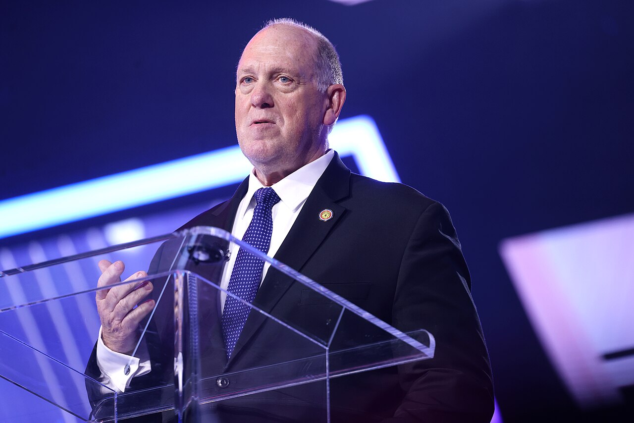 White House Border Czar Tom Homan speaking with attendees at the 2025 AmericaFest at the Phoenix Convention Center in Phoenix, Arizona / Photographer: AmericaFest (photo by AmericaFest, cropped, CC BY 2.0)