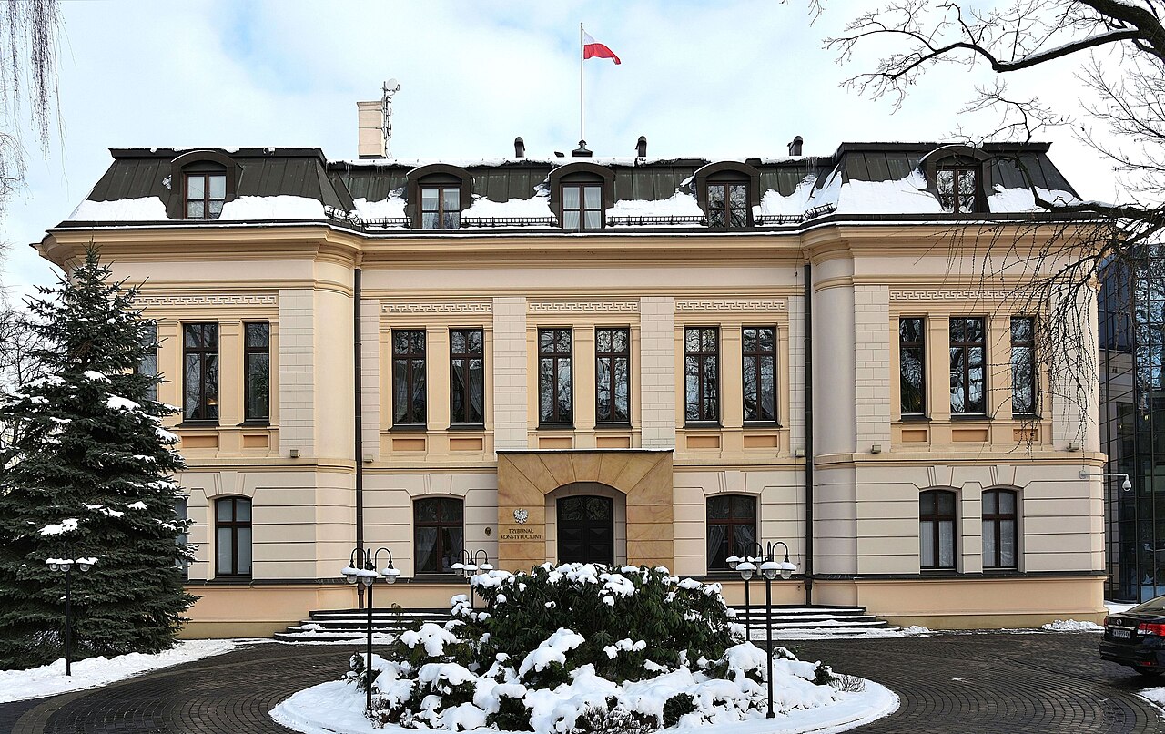 The exterior of the Polish Constitutional Tribunal building in Warsaw / Credit: Wikimedia Commons user (winter 2016 photograph)