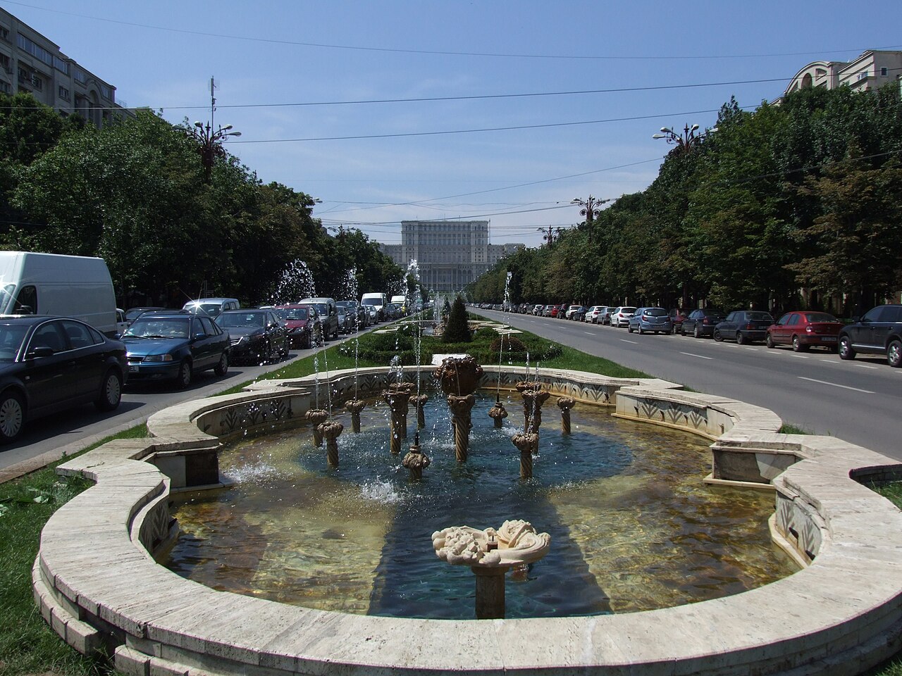 Unirii Boulevard with the Palace of the Parliament in the distance, Bucharest / CC BY-SA 3.0 (Wikimedia Commons)