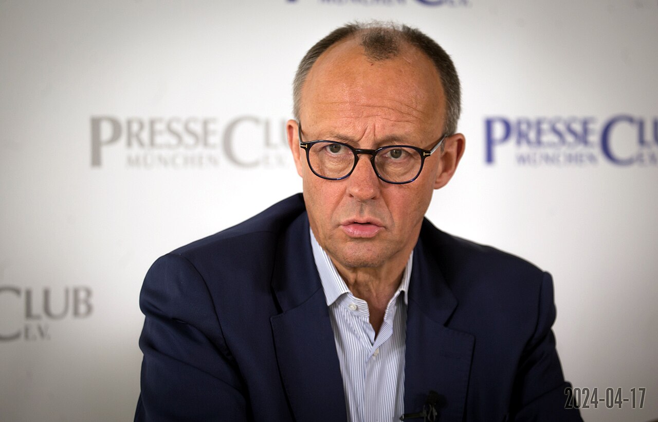 Friedrich Merz speaking at a press event with journalists in Munich, April 2024 / © Michael Kumpritz/Deutsches Bundesarchiv, Bild 1808