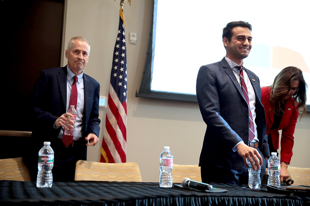 Abraham Hamadeh speaking with attendees at a Republican candidate forum at Venue8600 in Scottsdale, Arizona / Gage Skidmore
