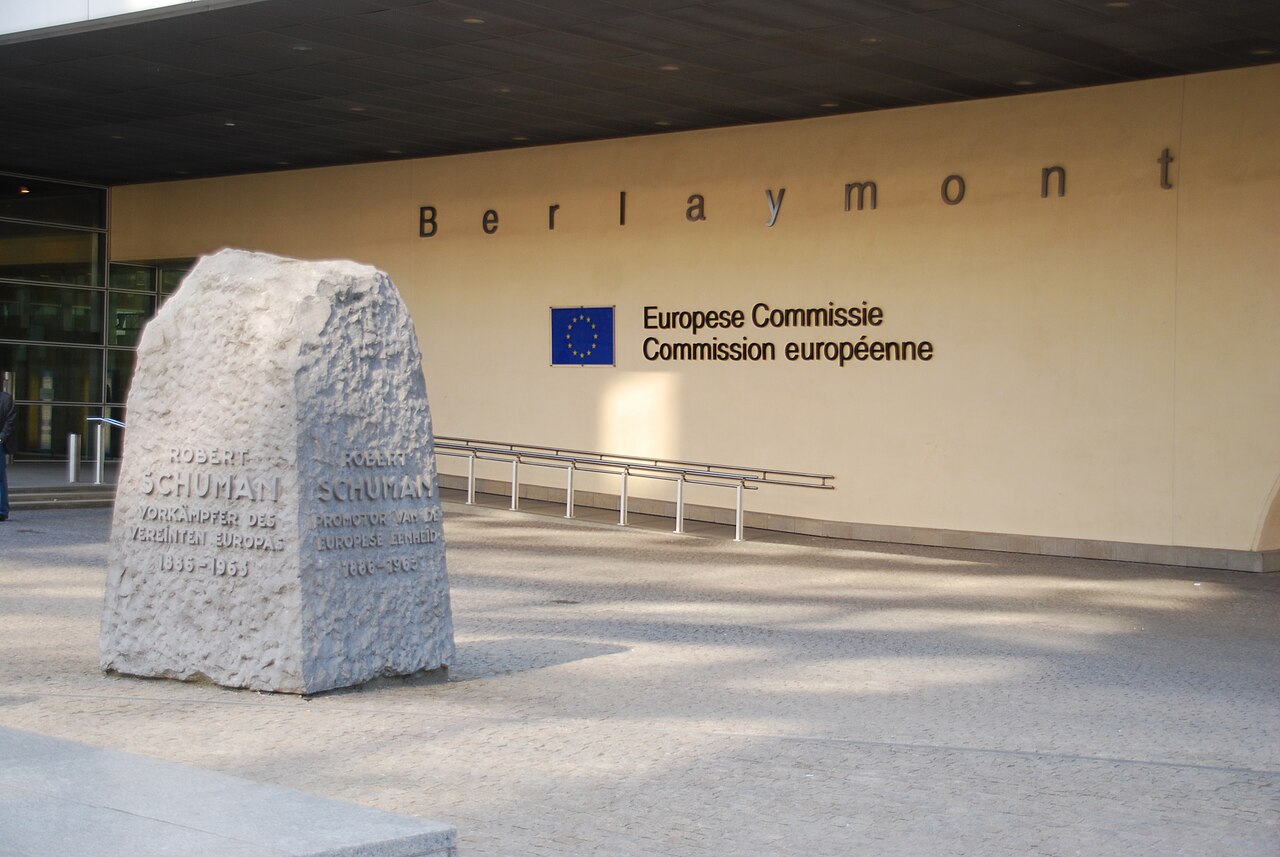 EU Commission Cuts AC for Lower Staff, Spares Elite in 'Feudal' Heatwave Move