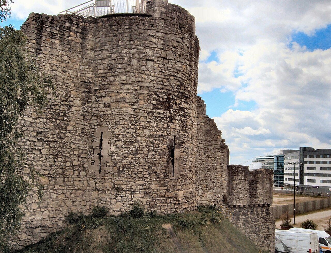 Historic stone city wall in Southampton, UK / © Adrian Cable / geograph.org.uk - CC BY-SA 2.0