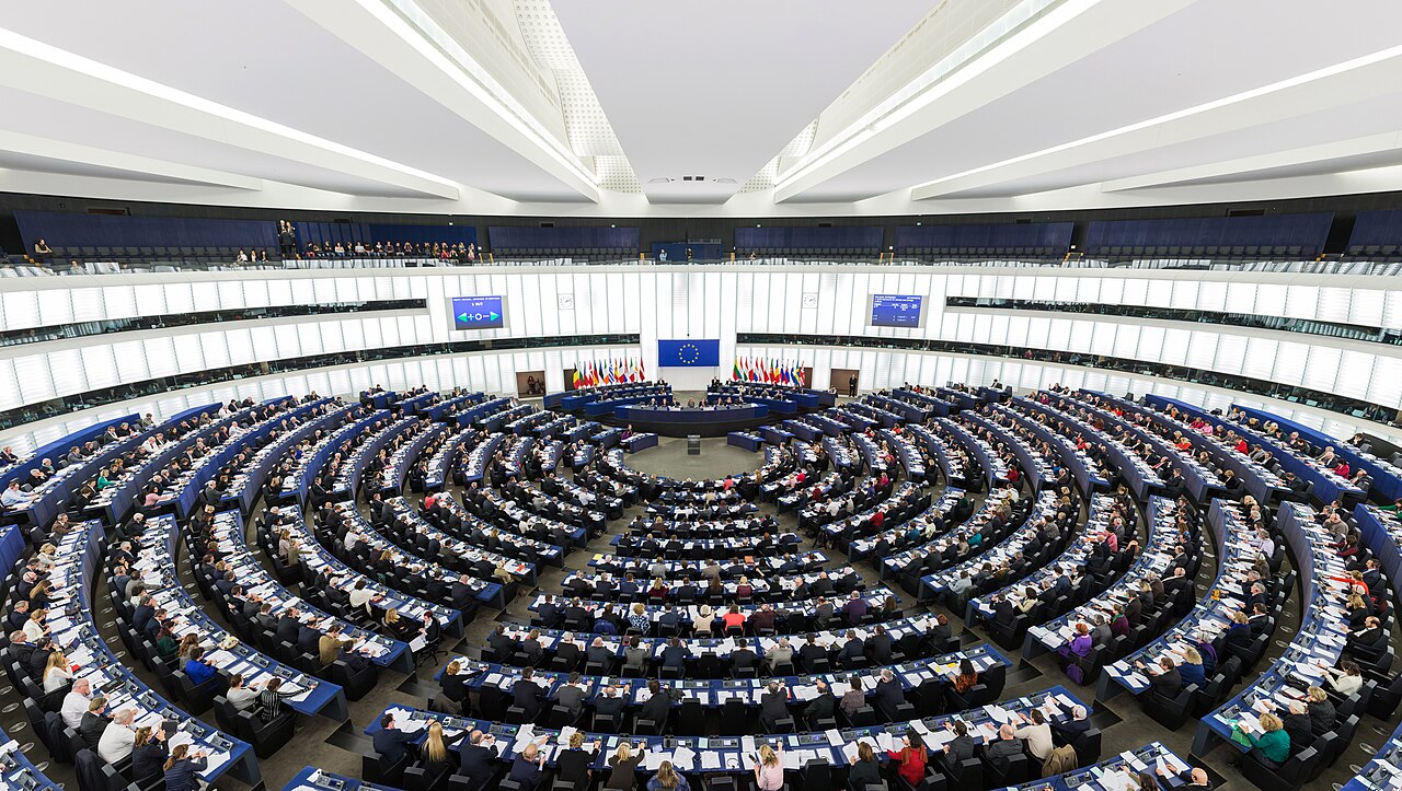The hemicycle of the European Parliament in Strasbourg during a plenary session / Diliff, CC BY-SA 3.0