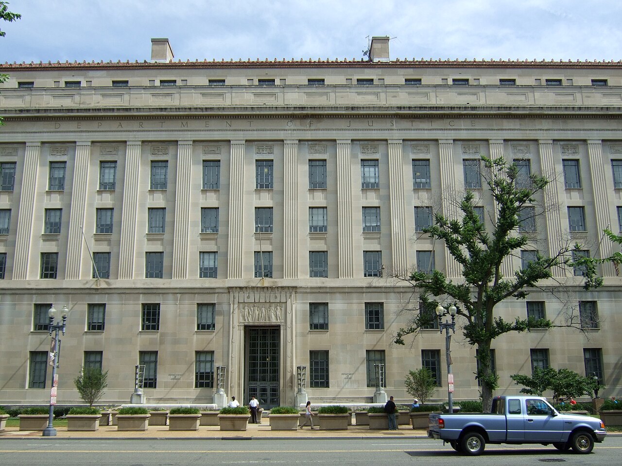 DOJ Probes 36 Illinois School Districts Over Gender Ideology, Parental Rights