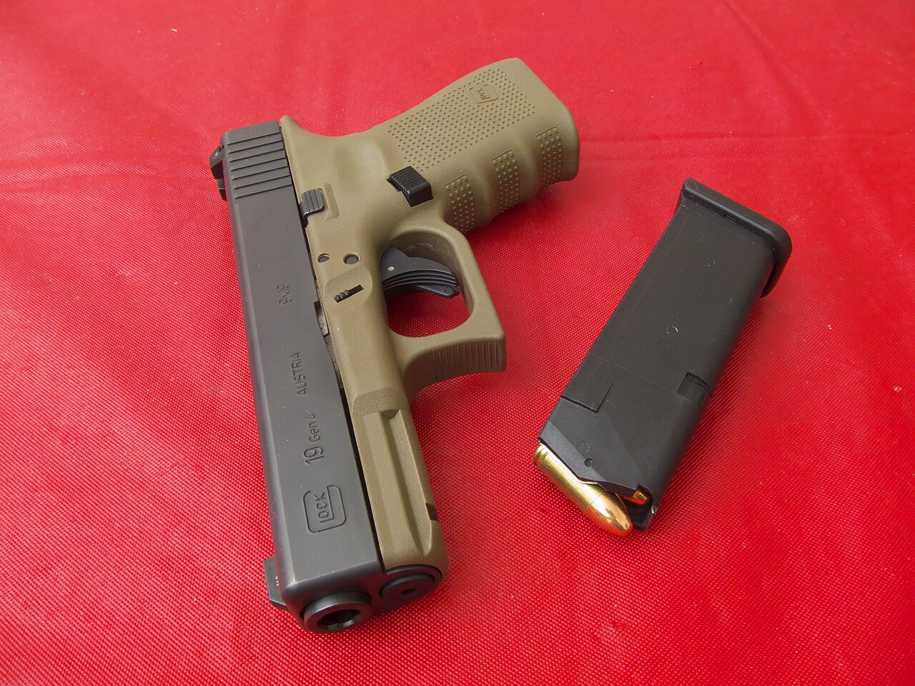 Glock 19 Generation 4 9mm pistol with flat dark earth frame and loaded magazine / User:Lexicon53