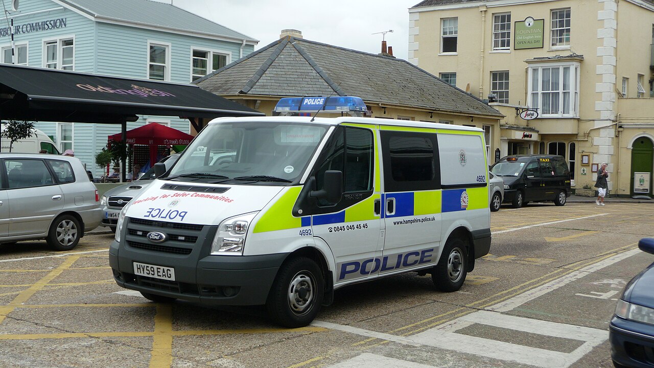 Hampshire Constabulary police van parked on Fountain Quay, Cowes, Isle of Wight / © Geograph Britain and Ireland