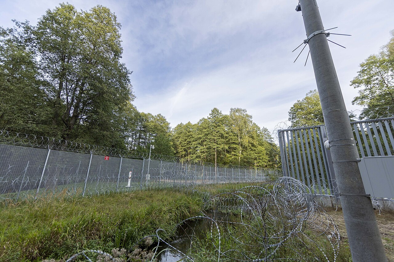 A modern border barrier fence constructed along the Lithuania-Belarus border in 2023 to stop illegal migration / Photo by Wikimedia Commons contributor