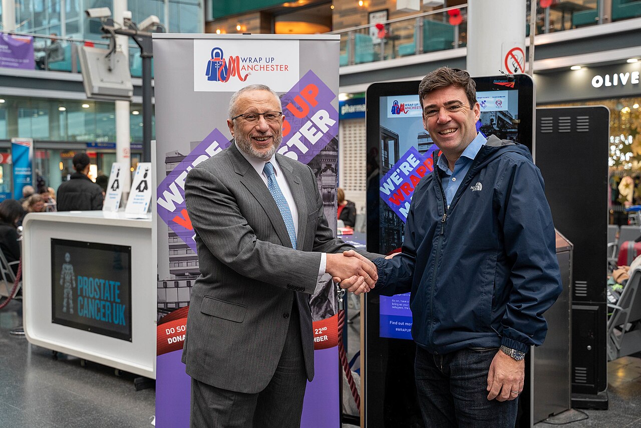 Andy Burnham, Mayor of Greater Manchester, visits a winter coat collection event and meets with Human Appeal CEO Dr. Mohamed Ashmawey / Wikimedia Commons