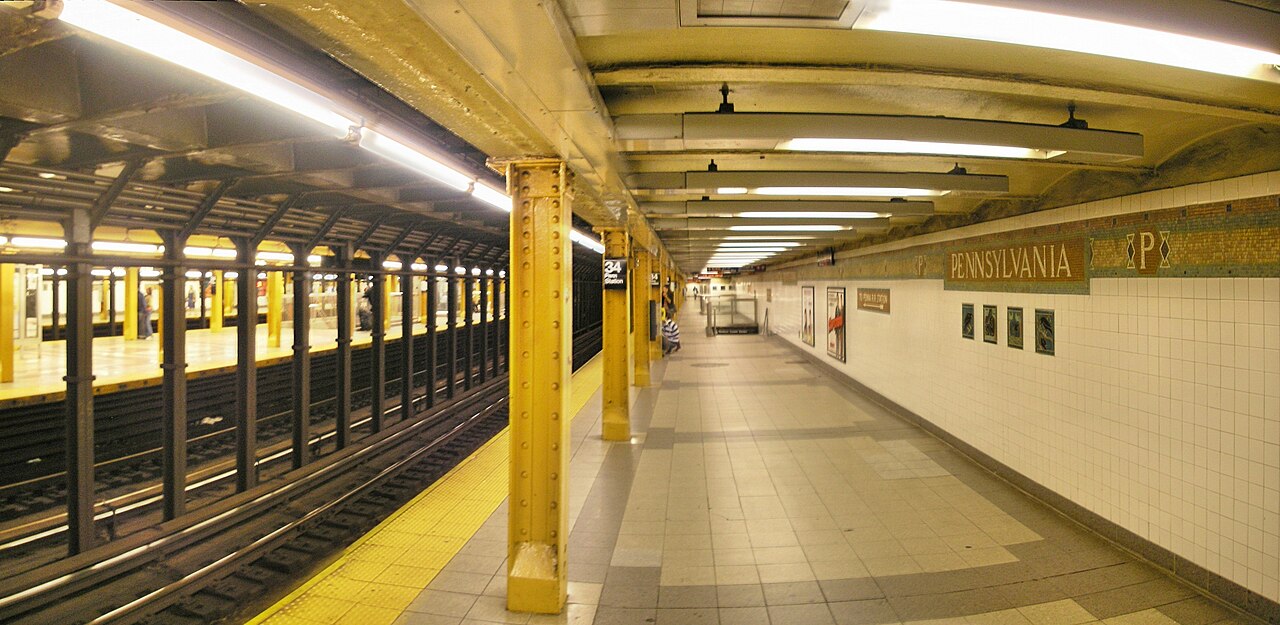 Panoramic view of the Penn Station subway platform in New York City / Wikimedia Commons